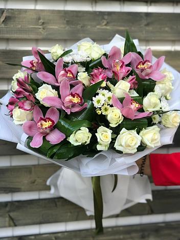 Букет цветов из: Розы и Хризантемы в Весьегонске
