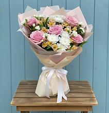 Букет цветов из:  Гвоздики, Орхидеи и Розы в Весьегонске