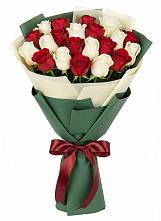 Букет Микс из красных и белых роз в Весьегонске