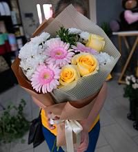 Букет цветов из:  Герберы, Розы и Хризантемы в Весьегонске