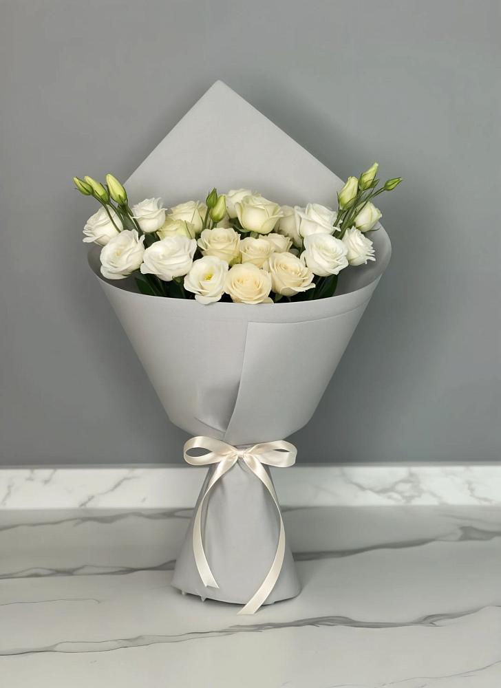 Букет цветов из: Розы и Лизиантусы в Весьегонске