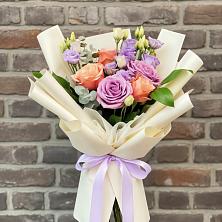 Букет цветов из:  Лизиантусы и Розы в Весьегонске