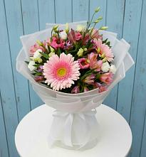 Букет цветов из:  Герберы, Альстромерии и Лизиантусы в Весьегонске