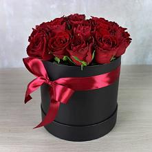 Цветочная композиция из Розы в шляпной коробке в Весьегонске
