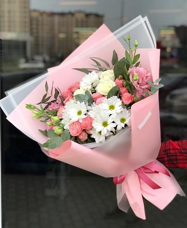 Букет цветов из: Розы, Лизиантусы и Хризантемы в Весьегонске